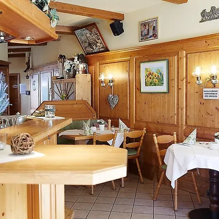 Schmankerlburg & Restaurant Hotel *